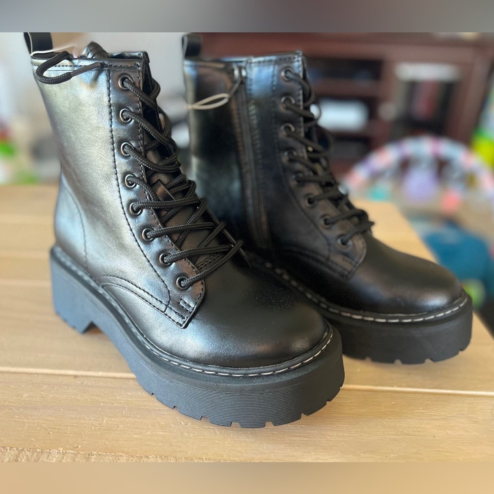 Black women’s combat boots in size 8